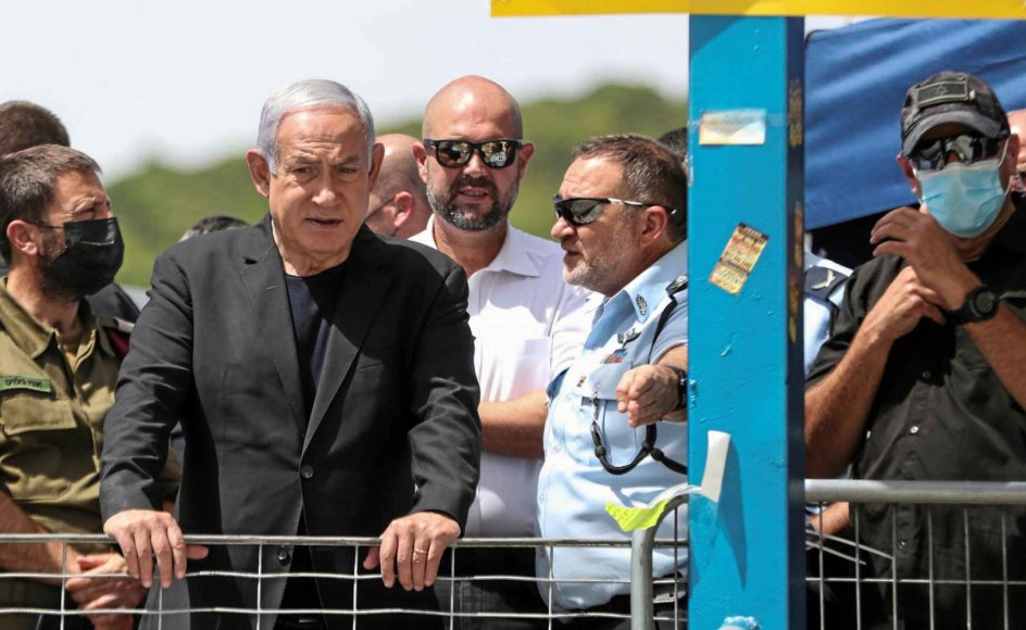 Israels premierminister, Benjamin Netanyahu, besøgte i fredags ulykkesstedet på Meron-bjerget, hvor 45 ortodokse jøder blev trampet og mast ihjel dagen før. Siden har han fået massiv kritik. I dag udløber hans mandat til at danne en ny regering efter valget den 23. marts. – Foto: Ronen Zvulun/Reuters/Ritzau Scanpix.