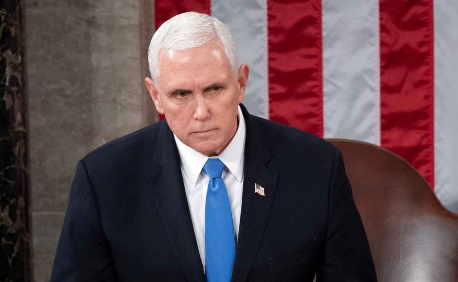 En bogkontrakt med USA's tidligere vicepræsident Mike Pence møder hård kritik.
