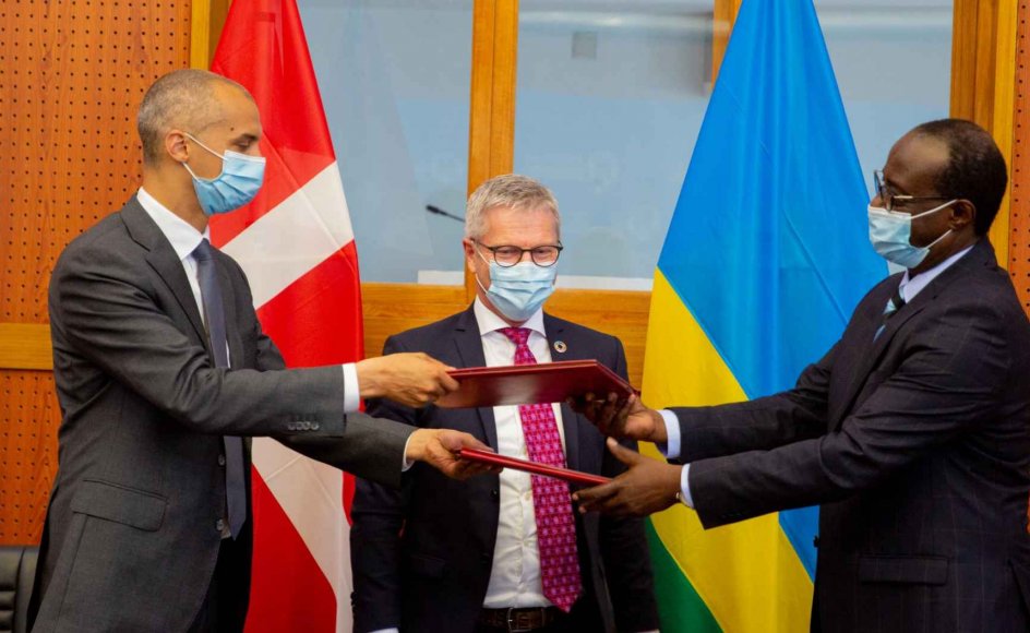 Billedet, som blev delt på det sociale medie Twitter den 27. april af Rwandas udenrigsministerium, viser, at udlændinge- og integrationsminister Mattias Tesfaye (S) og udviklingsminister Flemming Møller Mortensen (S) under deres besøg hos den rwandiske udenrigsminister, Vincent Biruta.