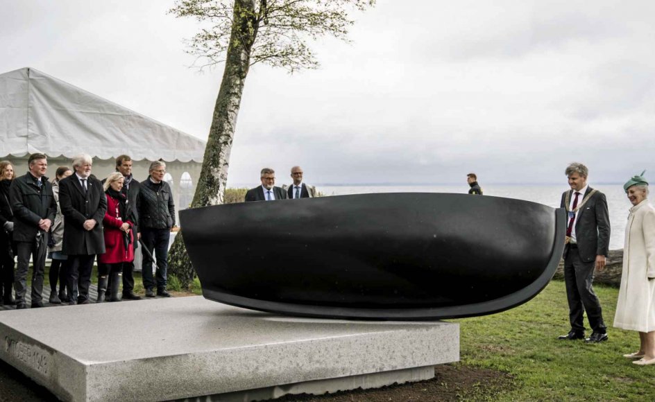 Hendes Majestæt Dronning Margrethe og Fredensborgs borgmester Thomas Lykke Pedersen (S) betragter det nye mindesmærke på Peder Mads Strand. – Foto: Emil Helms/Ritzau Scanpix.