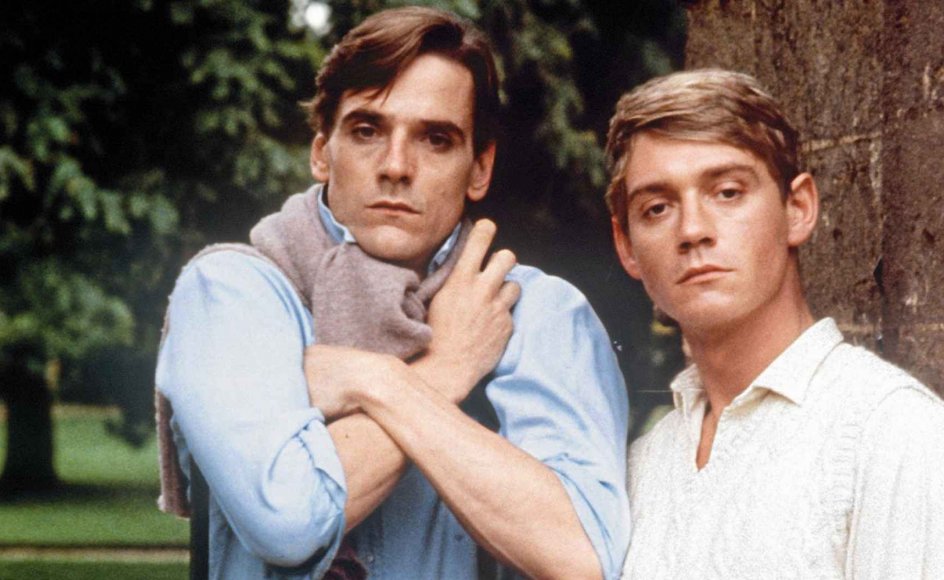 Tv-selskabet Granadas ”Brideshead”-tv-serie med Jeremy Irons (tv.) i rollen som Charles og Anthony Andrews som Sebastian (th.) skabte sensation for 40 år siden. Nu er en ny tv-serie, der bygger på bogklassikeren, på vej. – Foto: Granada Tv/Album/Ritzau Scanpix.