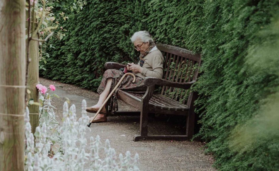 Alderen og de såkaldte corona-bobler, som man enten er med i - eller udenfor - bekymrer Annie, der har skrevet til brevkassen. Kvinden på billedet er ikke Annie.
