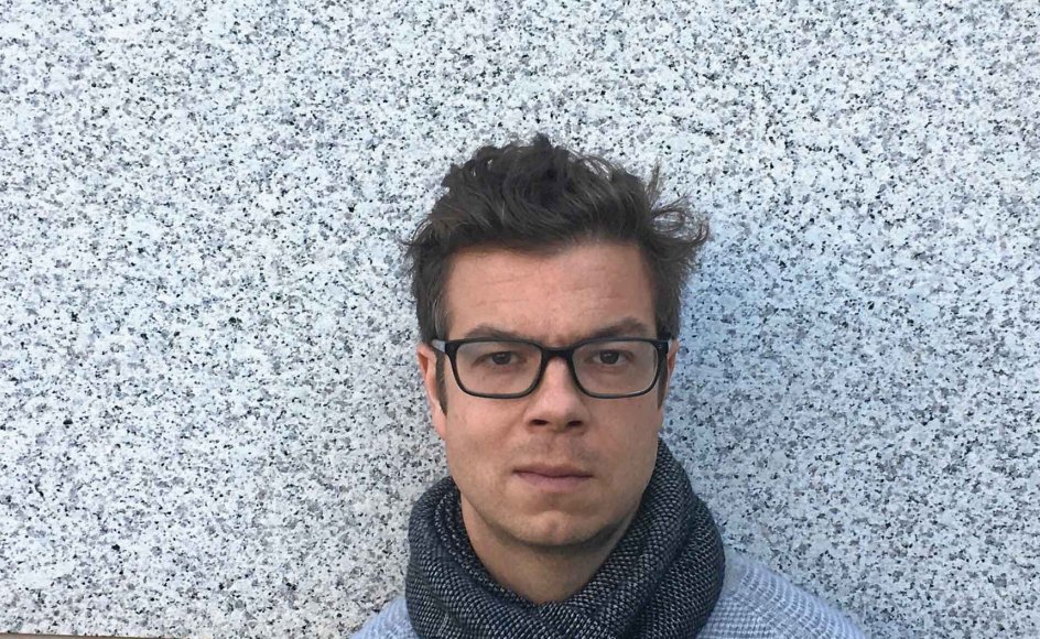 "Topekaskolen" af forfatter Ben Lerner - udgivet på Gads Forlag - beskriver på flot vis spillet mellem tildækning og afsløring i den maskuline identitet.