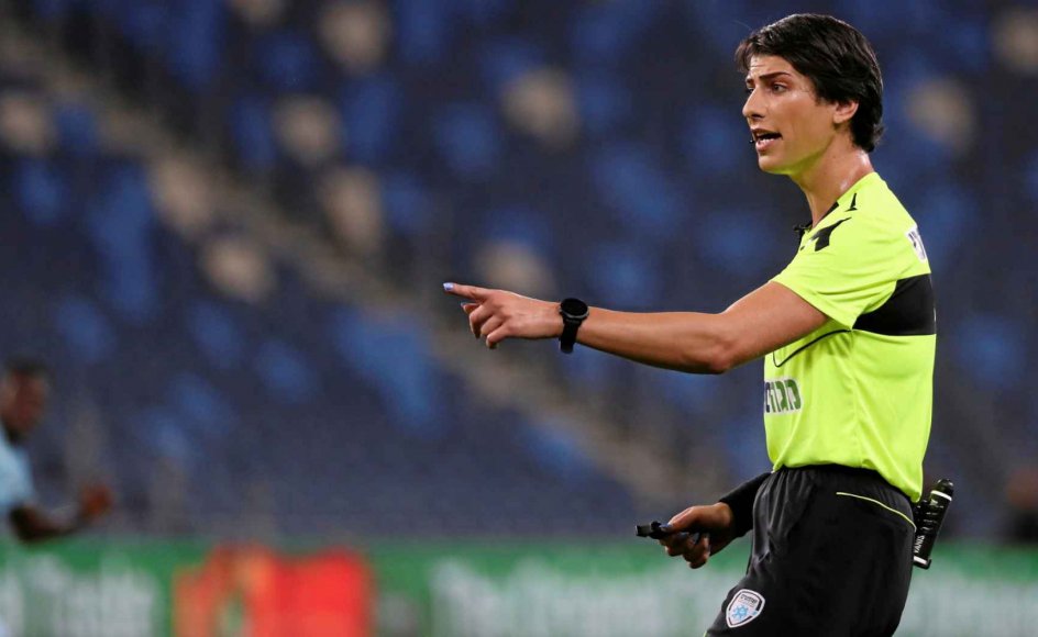 Sapir Berman havde taget himmelblå neglelak på, da hun i mandags dømte sin første fodboldkamp som transkønnet dommer i den israelske superliga mellem Hapoel Haifa og Beitar Jerusalem. – Foto: Ronen Zvulun/Reuters/Ritzau Scanpix.