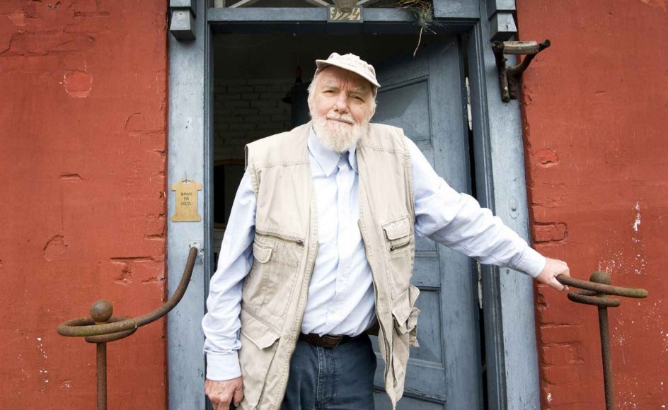 Hans-Ole Hansen, der blandt andet er grundlægger af Sagnlandet Lejre og her er fotograferet ved sit hjem ikke langt derfra, blev 82 år.