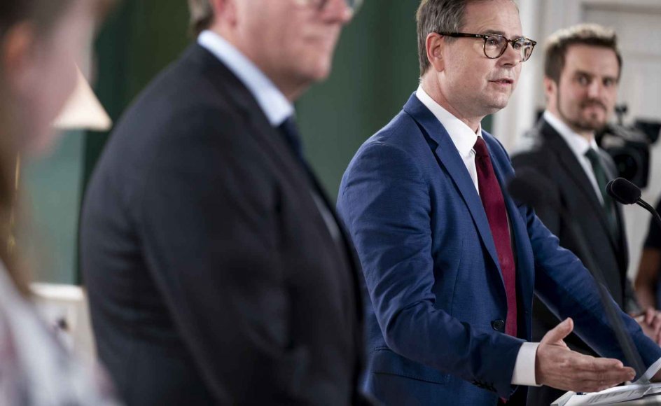 Fire ministre - herunder kulturministeren og finansministeren - fremlagde torsdag de økonomiske rammer for en Sommer- og Erhvervspakke. Ministrene ville ikke konkretisere, præcis hvordan pengene skal bruges. Om der igen i år kommer gratis færgeovergange, og hvor mange billige togbilletter, der vil blive sat til salg, skal partierne sammen finde ud af.