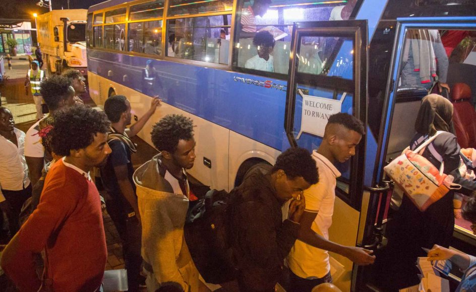"Velkommen til Rwanda", står der på døren af den bus, der i september 2019 bragte de første 66 migranter og asylansøgere fra Libyens berygtede fængsler og til lejre i Rwanda. Det østafrikanske land har indgået en aftale med FN og Den Afrikanske Union om at tage imod migranter, der har taget turen op gennem Nordafrika og til Libyen i håb om at nå til Europa. Det kan være den aftale, Danmark er inspireret af, siger professor emeritus. (Arkivfoto)