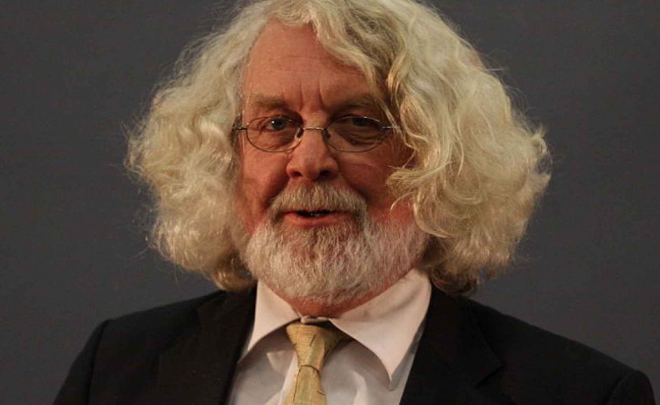 "Romanen er skrevet i den enkle, jævne stil, der er så karakteristisk for Edvard Hoem. Hans sprog viser bort fra sig selv og står udelukkende til tjeneste for den historie, der skal fortælles," skriver anmelder Claus Grymer og Edvards Hoem (på billedet) nyeste bog.