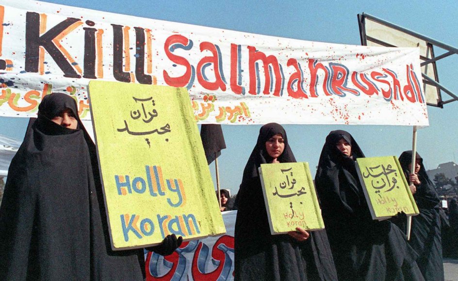 Salman Rushdie blev en overgangsfigur på vej ind i blasfemiens globale tidsalder. Her ses kvinder under en demonstration i Teheran i Iran. - Foto: Norbert Schiller/AFP/Ritzau Scanpix.