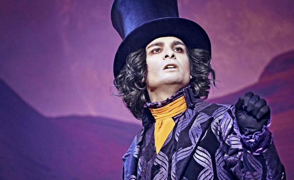 Simon Mathews Willy Wonka er, som han skal være: En uhyggeligt utilregnelig flaneur, engang en god dreng, men nu en sær misantrop, der er ude efter en form for hævn på de gerrige og grådige, der korrumperede hans livsværk. – Foto: Emilia Therese/Aarhus Teater.