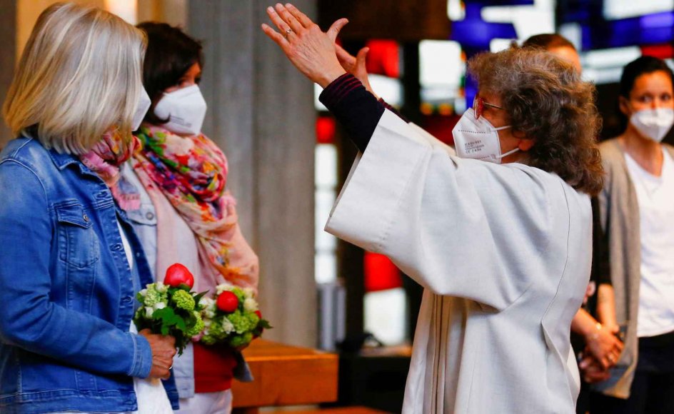 Nini og Juliana Weinmeister var blandt de homoseksuelle par, der blev velsignet i en katolsk kirke i Cologne i Tyskland.