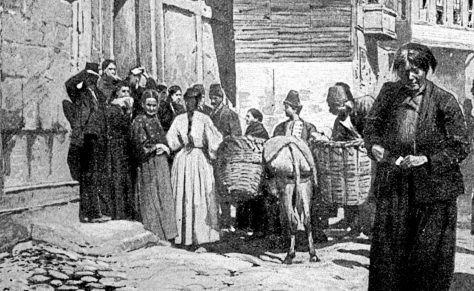 Kristeligt Dagblads læsere samlede flere gange ind til de trængte armeniere. Her bliver der uddelt nødhjælp i en armensk landsby i 1896. – Samtidig illustration fra en britisk avis. The Granger Collection/Ritzau Scanpix.