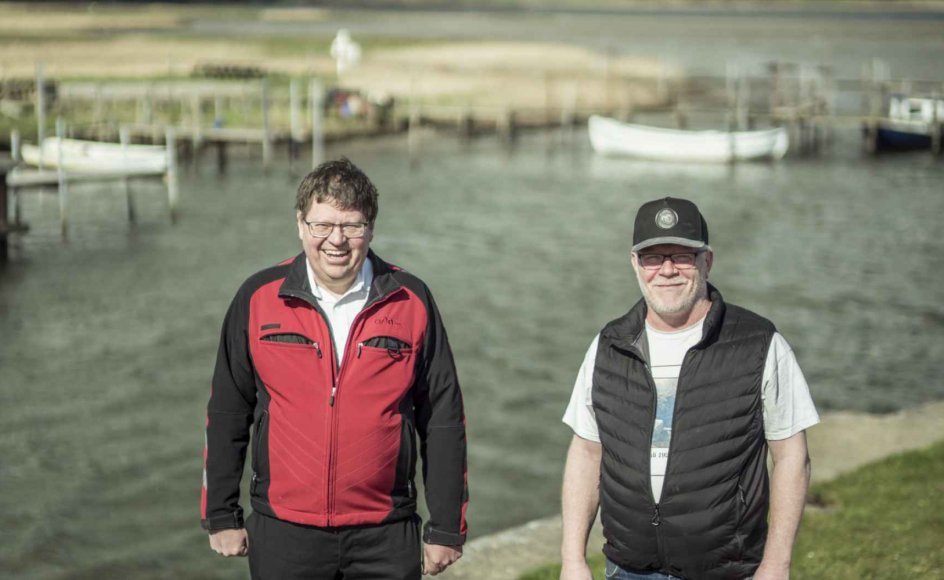 Hans Peter Nissen (tv.) og Peter Tagesen (th.) er medlemmer af den samme internationale forening, der studerer landegrænser, og foreningen har rejst i blandt andet Nordkorea og Schweiz. Men grænselandet mellem Danmark og Tyskland fascinerer dem til stadighed, her er de fotograferet ved den gamle 1864-grænses østligste punkt ved Hejlsminde.