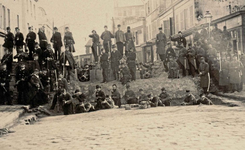 Perioden fra den 21. til 28. maj 1871 er i Paris kendt som ”den blodige uge”, hvor Pariserkommunen blev nedkæmpet af hæren efter hårde gadekampe. Barrikaden på fotografiet, der er taget den 18. marts 1871, var opført på Chaussé Ménilmontant i Paris og holdt længe stand imod hæren i den blodige uge. Fotografen overgav senere sit billede til krigsretten, så personerne på det kunne identificeres. – Arkiv