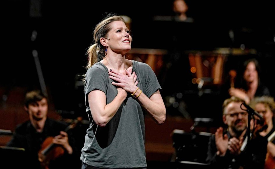 Den canadiske kunstner Barbara Hannigan modtog Léonie Sonnings Musikpris 2020 ved torsdagskoncerten i DR Koncerthuset og gav i sin takketale det runde pengebeløb, en million danske kroner, videre til unge musikere, hun har taget under sine vinger.