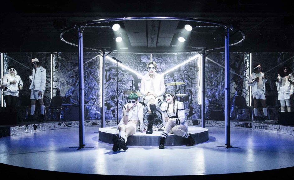 I teaterstykket "A Clockwork Orange" på Aarhus Teater møder publikum både sex, vold, stoffer, Beethoven og punkmusik.