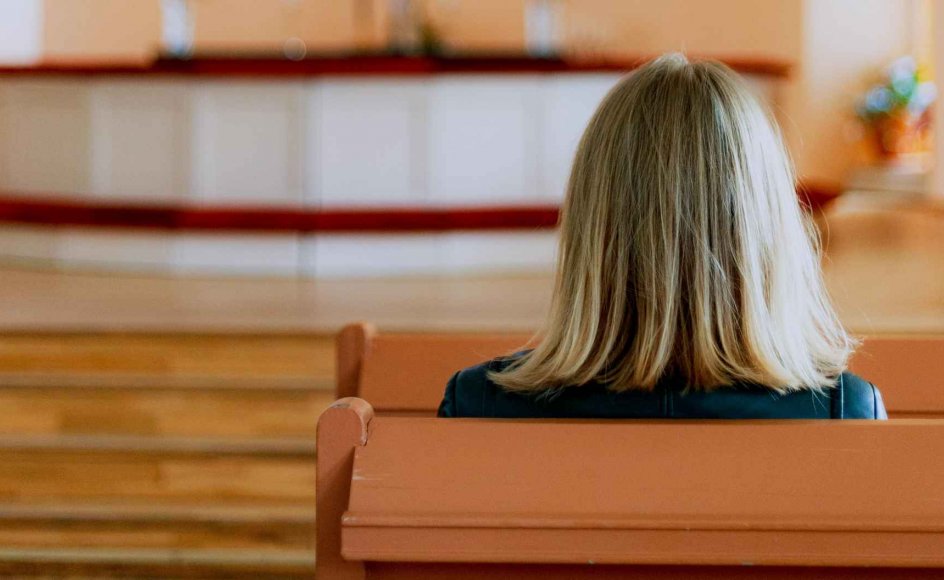 Selvom præster i sager om seksuelle krænkelser potentielt kan klare frisag ved domstolene som følge af straffeloven, gør det samme sig ikke nødvendigvis gældende, når det kommer til folkekirkens egen vurdering af sagen.
