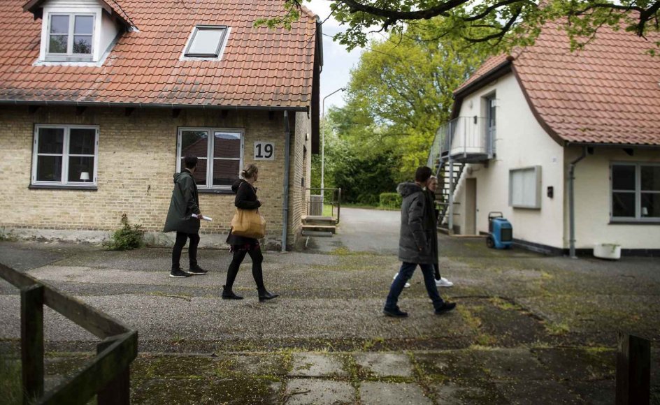 Udlændingestyrelsen besigtiger det tidligere Asylcenter Holmegaard på Langeland fredag den 21. maj 2021. Det tidligere Asylcenter Holmegaard er planlagt til at skulle være nyt udrejsecenter, men det har mødt store protester fra lokalområdet.