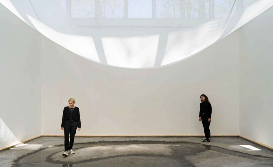 Lyset og vandet siler og drypper ind i den danske pavillon og samler sig til vandløb og bassiner, der bliver til et billede af, at vi alle er forbundne. Dansk Arkitektur Center har i sine biennaleprojekter længe været optaget af, at vi lever i en antropocæn tidsalder, hvor menneskets adfærd påvirker klodens klima.