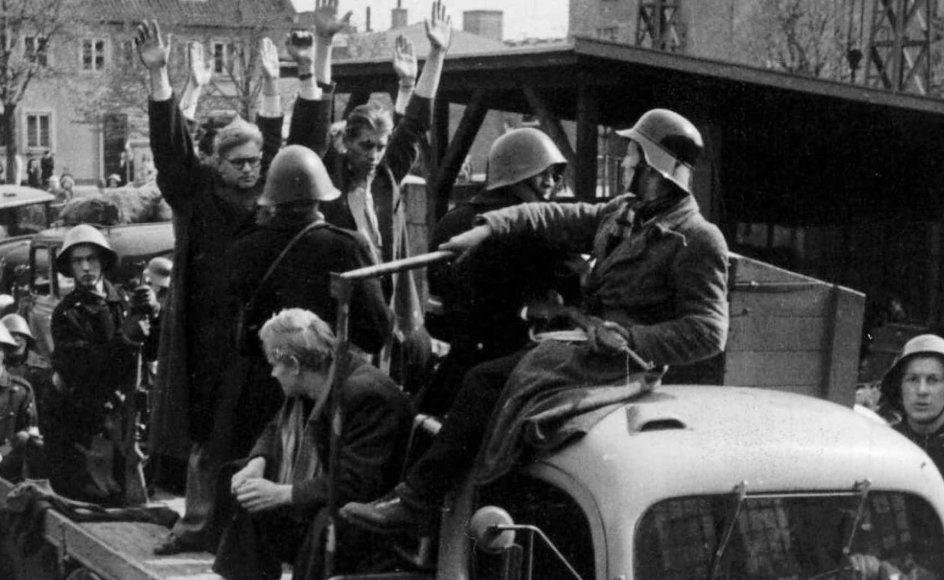 Frihedskæmpere afhenter stikkere i maj 1945