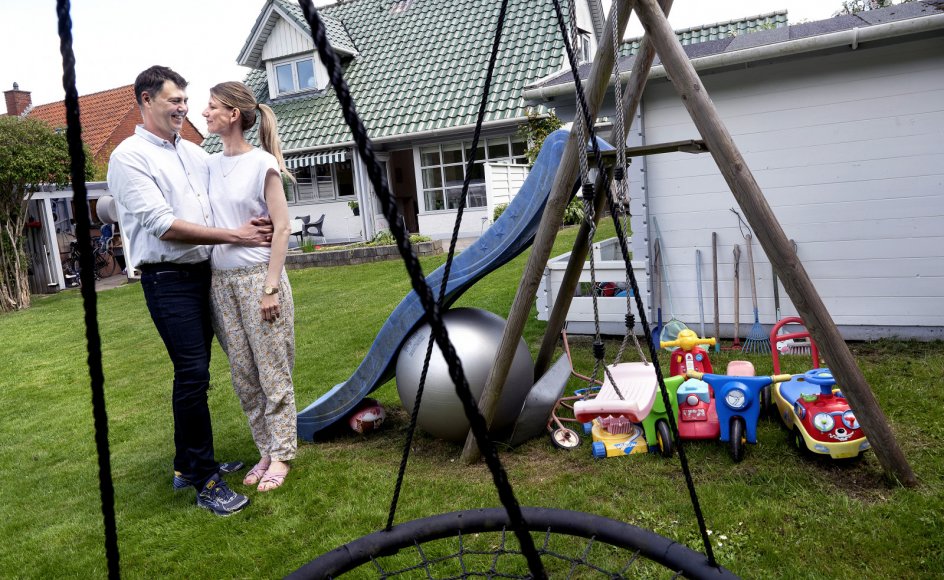 41-årige Katja og 44-årige Søren har boet i huset med grønt tag i ti år. Sammen har de to børn på henholdsvis otte og to år. Til dagligt er Søren frømand, hvilket har påvirket både Katja og børnene. Med hjælp fra Familieenheden har de fået råd til, hvordan man kan fungere som veteranfamilie.
