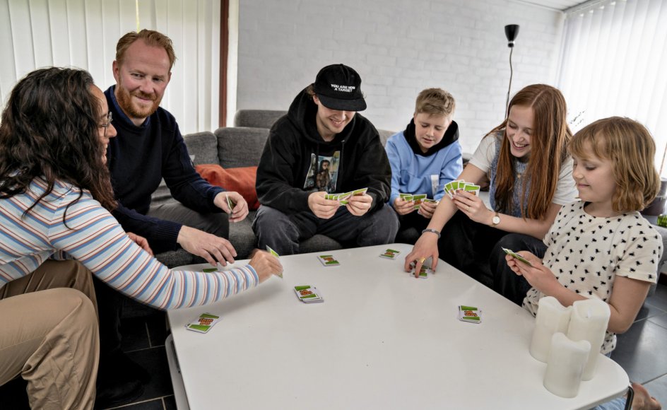 Først fik Sander og siden Tilly kræft, men i dag er begge børn raske. Her ses familien i en hyggestund i hjemmet i Hjørring. Fra venstre Vicky Bach Nielsen, Jens Apollo Rasmussen, Bastian (18 år), Sander (11) år, Silje (15 år) og Tilly (8 År).