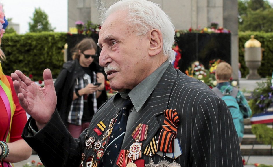 David Dushman oplevede nogle af verdenshistoriens mørkeste kapitler på helt tæt hold. Nu er han død i en alder af 98 år. På billedet deltager han i 2015 i en ceremoni ved det russiske krigsmindesmærke i berliner-bydelen Tiergarten på årsdagen for det nazistiske Tysklands overgivelse.