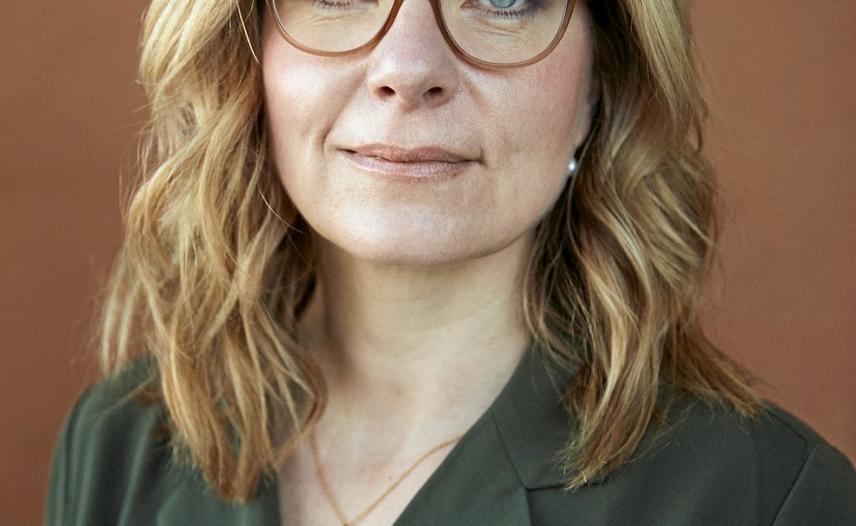 Helle Vincentz’ far begik selvmord, da hun var otte år. Da hun var 23 år, døde hendes mor af kræft. I sin nye roman ”Jorden under mig” behandler den 43-årige forfatter og tidligere journalist de dødsfald og undersøgelsen af egen familiehistorie gennem fiktion.