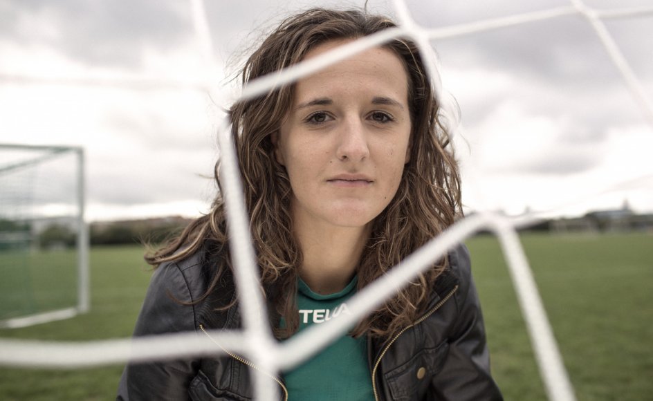 33-årige Arnela Muminovic kom til Danmark fra Bosnien i 1992. Hun har spillet på diverse ungdomslandhold i fodbold. I dag er hun fodboldekspert for blandt andet DR. Bor på Nørrebro i København.
