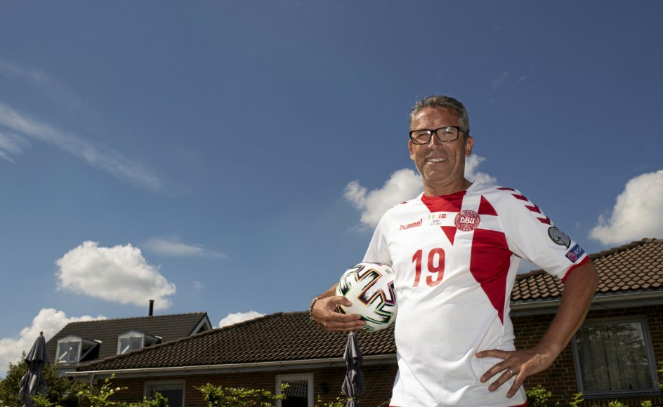 55-årige Claus Amondsen er selvstændig og mangeårig DJ og eventmand. Han bor til dagligt i Rødovre med hans kone, som også glæder sig til EM-slutrunden – ”men også til den slutter igen,” som Claus Amondsen siger.