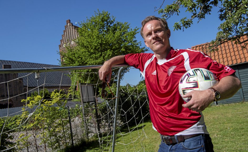 Karsten Møller Hansen, 47, er sognepræst ved Tårnby Kirke på Amager. Foruden landsholdsfodbold er han en stor tilhænger af Brøndby IF. ”Fodbolden,” siger han: ”er den nemmeste vej til sorgen, smerten og glæden”