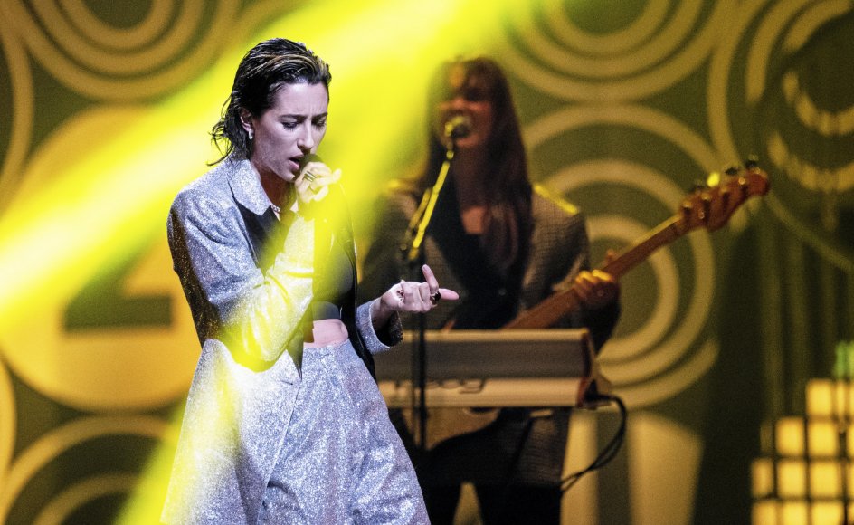 Drew Sycamore lyder lidt som Kim Wilde, men er årgang ’90, født i Hobro, med et talent ud over det sædvanlige og med en sans for at skabe elegante popnumre som ”45 Fahrenheit Girl”. Her ses hun på scenen ved Zulu Awards i KB Hallen den 29. april i år.