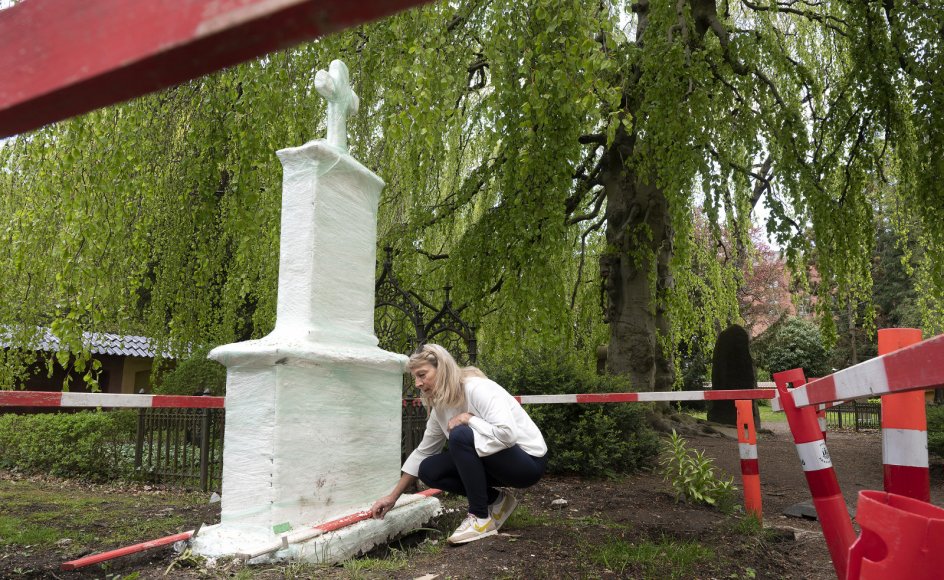 Rikke Bjarnhoff, dekan for konserveringsuddannelsen på Det Kongelige Akademi, har i en årrække arbejdet på Nationalmuseet som chef, før hun for to år siden blev dekan. Det er National-museets bevaringsafdeling, der forestår restaureringen af Søren Kierkegaards gravsted, der her er pakket ind i en form for ”ansigtsmaske”, der skal suge snavs ud af stenen.