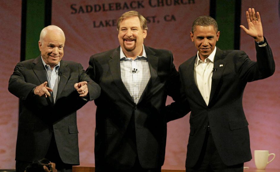 De amerikanske evagelikale har i perioder i stort tal lænet sig til højre. Men Rick Warren har haft succes med at skabe kontakt til mange på begge sider af det politiske spektrum. Her ses han med den tidligere demokratiske præsident Barack Obama (til højre) og republikaneren John McCain (til venstre).