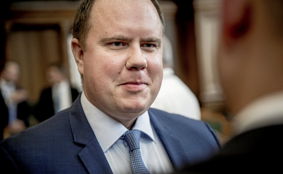 Martin Henriksens tro er præget af, at han gennem årene har haft mange spændende samtaler med teologerne Søren Krarup (DF) og Jesper Langballe (DF). Det er ikke altid, jeg har kunnet følge med, men samtalerne har alligevel sat sig i mig, siger han