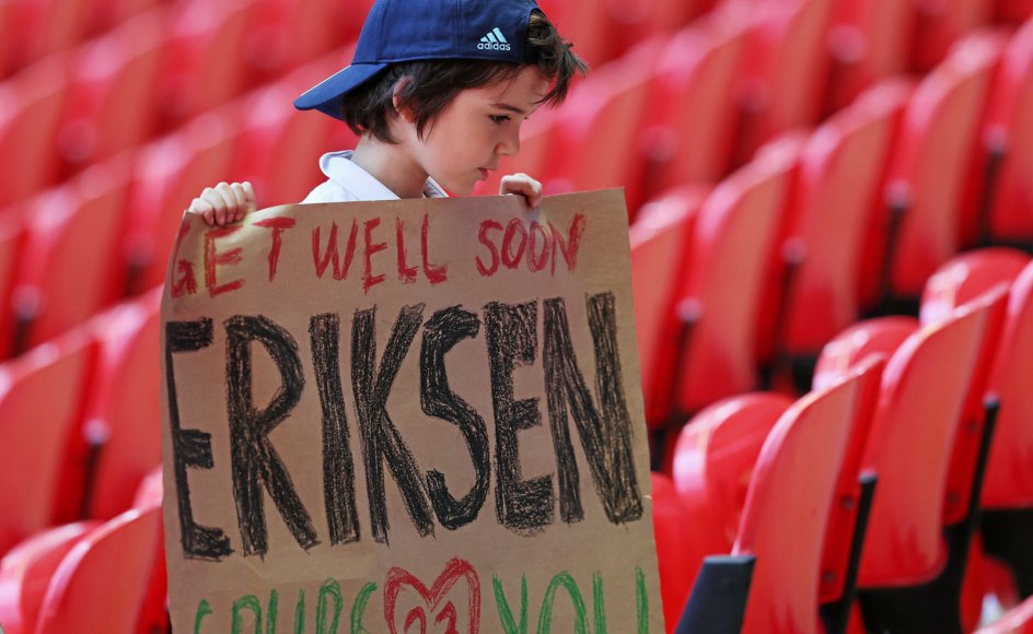 Christian Eriksens kollaps har vakt international opmærksomhed. Før EM-kampen mellem England og Kroatien på Wembley Stadion i London i går sendte en engelsk dreng sine hilsner til den danske spiller, som tidligere spillede for London-klubben Tottenham.