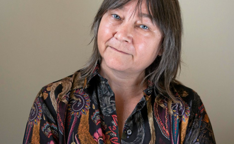 Ali Smith er født i 1962 i Skotland og hædret med en lang række priser og oversat til over 40 sprog. Om den nye roman skrev avisen The Boston Globe: ”Sublimt... ingen forfatter har beskrevet vores tids særlige sørgelige oplyste vanvid bedre.”