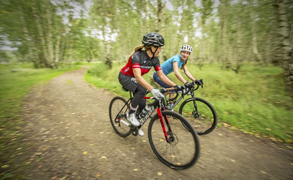 Gravel-cykling er en sport i vækst, som henvender sig til begge køn og alle aldre. På siden gravelmap.com kan man finde inspiration til spændende naturruter i både Danmark og udlandet. – Foto: