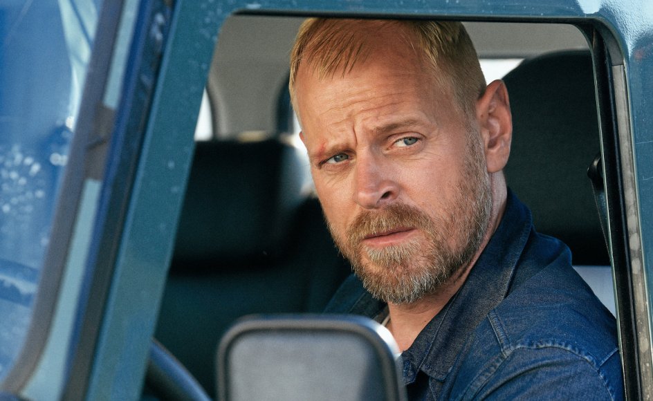 47-årige Carsten Bjørnlund er netop nu aktuel i hovedrollen som den dansk-tyske drabsefterforsker Thomas i TV 2-krimiserien ”Hvide Sande”. Privat bor han i Valby i København med sin hustru, designeren Christie Fals, og deres tilsammen fire børn.