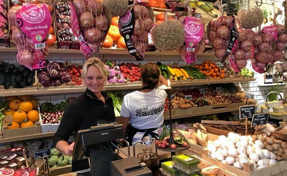 Signe Marie Faurholdt blev kaldt ”Persillepigen”, fordi hun bandt totter af persille i sine buketter. Her står hun i grøntbutikken, hun åbnede i Roskilde, der hed Persillepigen. Privatfoto