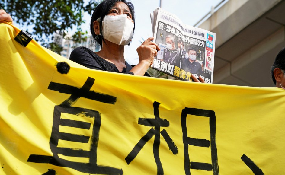 De seneste dage er pro-demokratiske aktivister igen gået på gaden i Hongkong, denne gang for at støtte den systemkritiske avis Apple Daily. Her står en demonstrant foran byens distriksdomstol med en udgave af avisen med billedet på forsiden, hvor to af avisens medieledere bliver ført bort i håndjern.