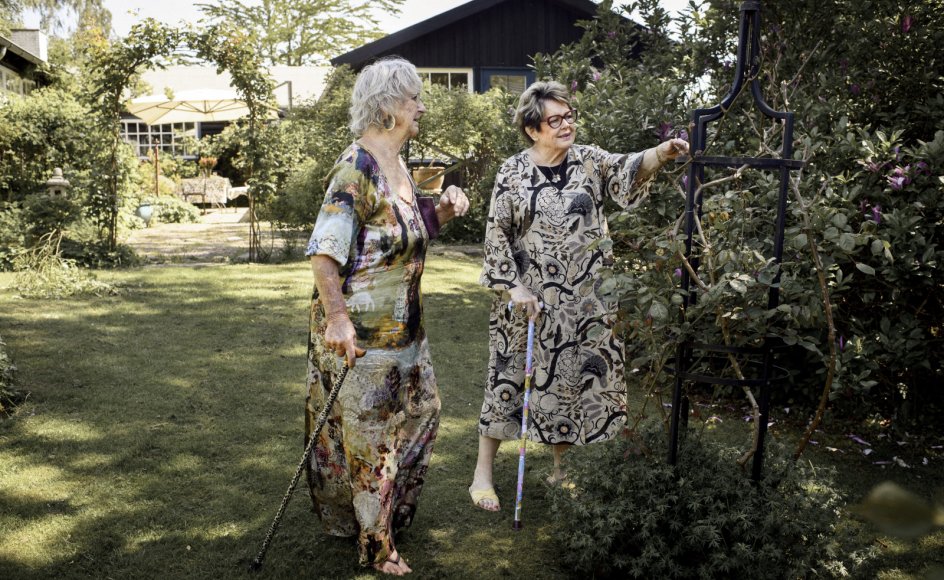 Som veninderne går rundt og kigger på blomster i haven, lyder det fra Ghita Nørby: ”Engang kunne jeg huske alle navnene”, hvortil Nulle Øigaard grinende svarer: ”Ja, jeg var meget misundelig. Det kan jeg så lægge væk nu”.