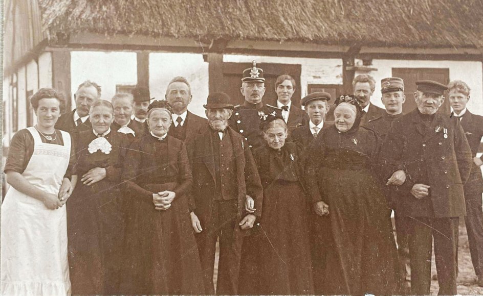 Første generation af slægten på Rytter på slægtsgården ved Kalø Vig, som de ejede fra 1865-2008. Gårdens sidste ejer, Bente Rytter, har formidlet slægtshistorien ved hjælp af en QR-kode ved familiegravstedet på Hornslet Kirkegård. Privatfoto