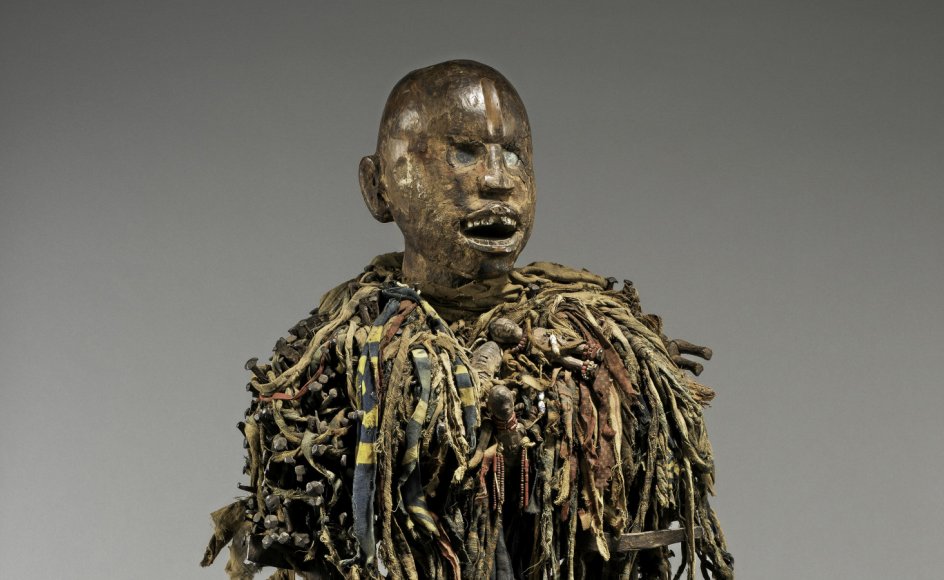 En af de mere kendte kunstgenstande fra DRCongo, som er blevet ulovligt erhvervet under kolonitiden og nu er at finde på Belgiens Afrika-museum, er denne statue fra en landsby i det vestlige DRCongo. Statuen er en såkaldt nkisi, der menes at være beboet af en ånd og derfor tillægges magiske kræfter.