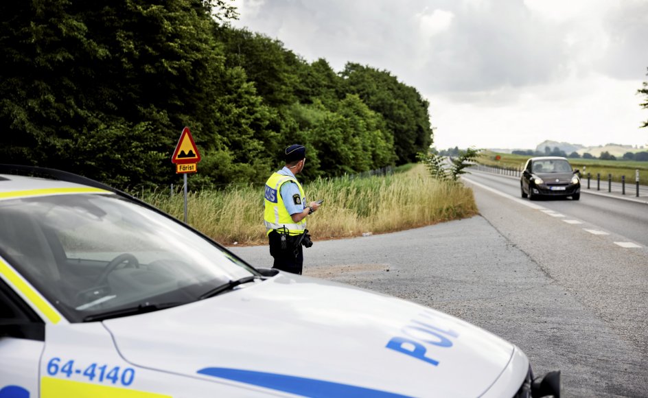 Politiet i Skåne har fået inddraget orlov og ferie for at patruljere på motorvej E65 mellem Malmø og Ystad i håb om at opklare de mystiske stenkast mod danske biler.