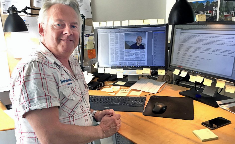 Søren Kronholm i det sommervarme kontor, hvor de gule huskesedler kæmper om pladsen på computerskærmene.