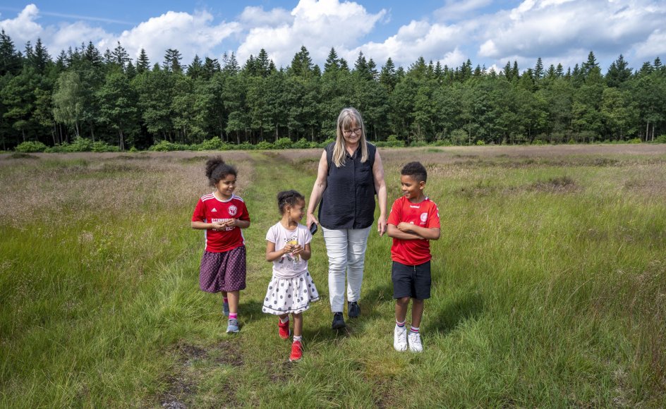 Irma Knudsen er taget på tur i Kompedal Plantage på Grathe Hede, der er en del af digterruten om Steen Steensen Blicher, sammen med sine tre børnebørn. Fra venstre er det: Victoria på seks år, Natalie på fem år og Alexander på otte år. Børnene hedder alle Simonsen til efternavn.