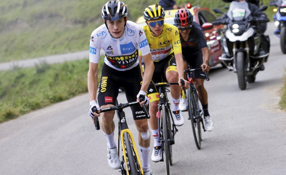 Danske Jonas Vingegaard i hvid trøje har vist imponerende kørsel i årets Tour de France. Aktuelt ligger han på løbets samlede andenplads og er kun overgået af sloveneren Tadej Pogaar i den gule trøje.