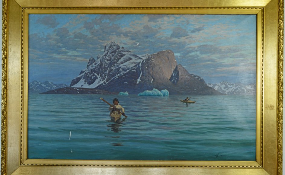 Andreas Christian Riis Carstensen (1844-1906) har på dette romantiske billede, ”Grønlandsk fjordlandskab med det markante fjeld Hjortetakken i Godthåbsfjorden og to kajakker”, skildret grønlænderen som en del af naturen. Kunstneren var i Grønland i 1884 og 1888.