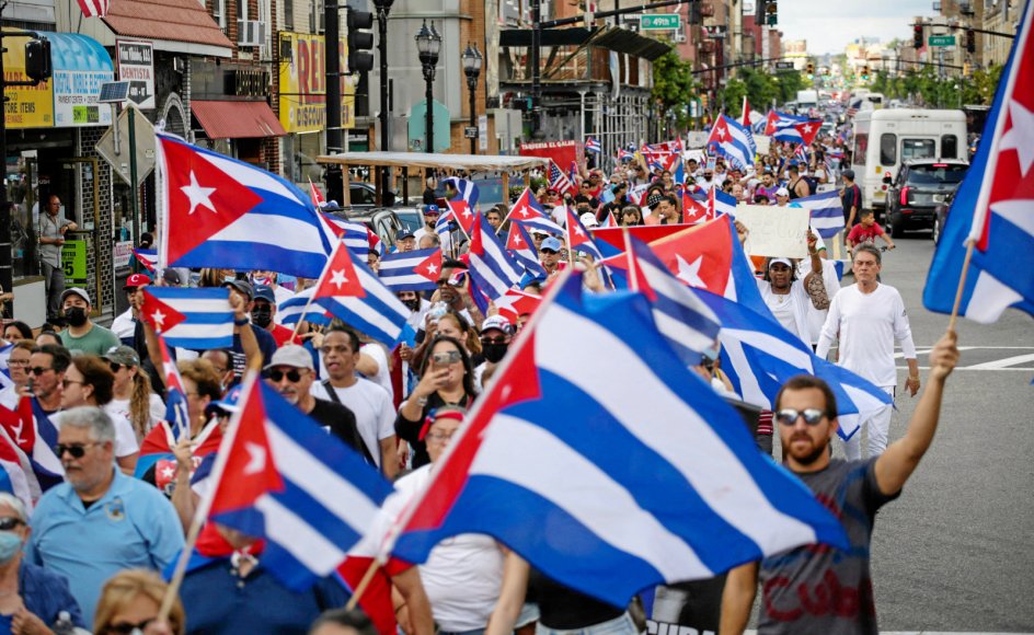 Flere steder i USA, der har et stort cubansk eksilsamfund, har der som her i New Jersey været støttedemonstrationer til de cubanske protester mod regeringen og præsident Miguel Díaz-Canel.